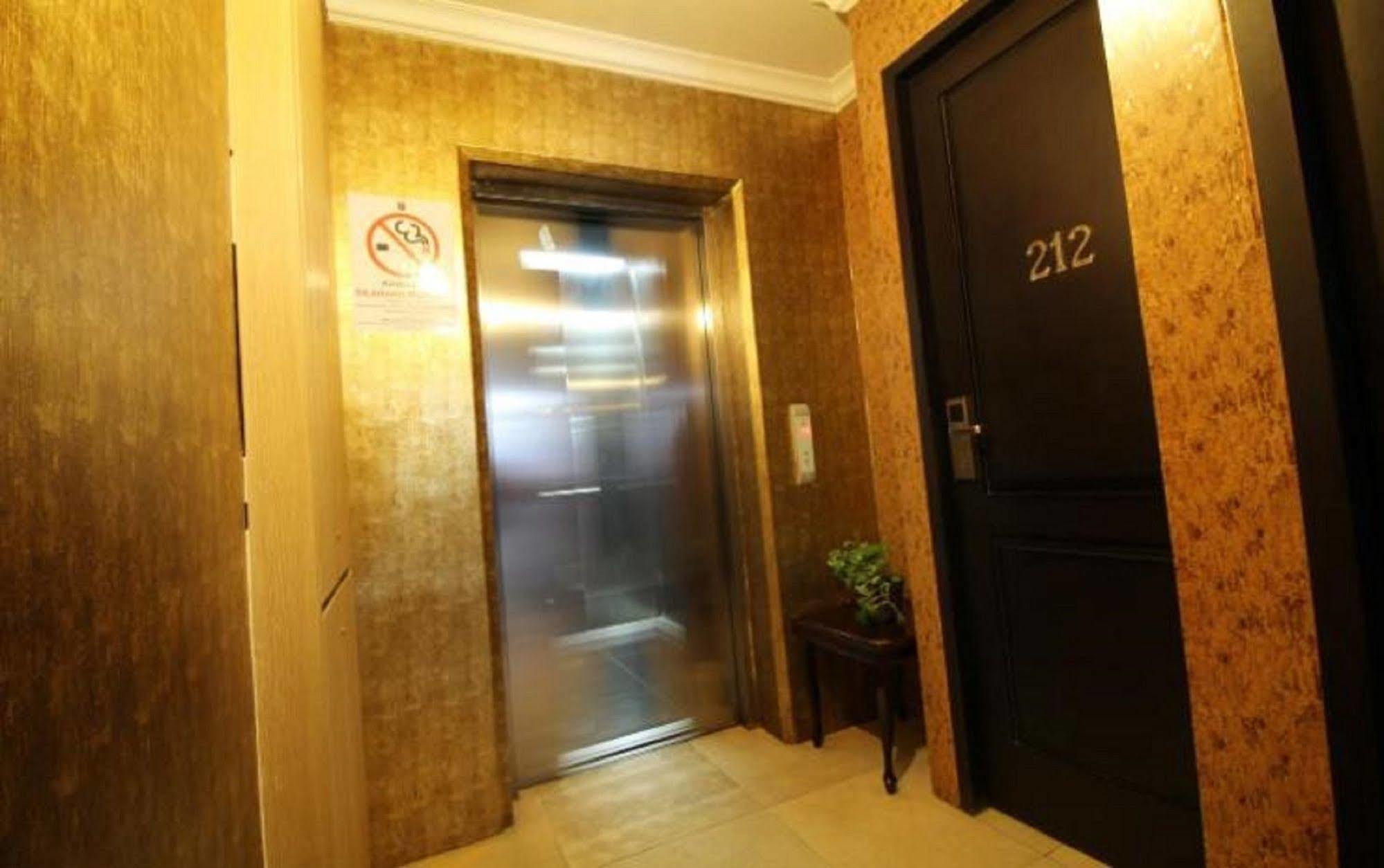 Twins Hotel Jakarta Exterior foto